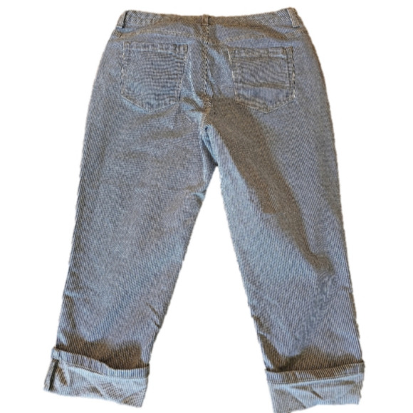 Style & Co Petite Mid-Rise Curvy Pinstripe Cuffed Hem Capris Size 12P - Picture 3 of 10